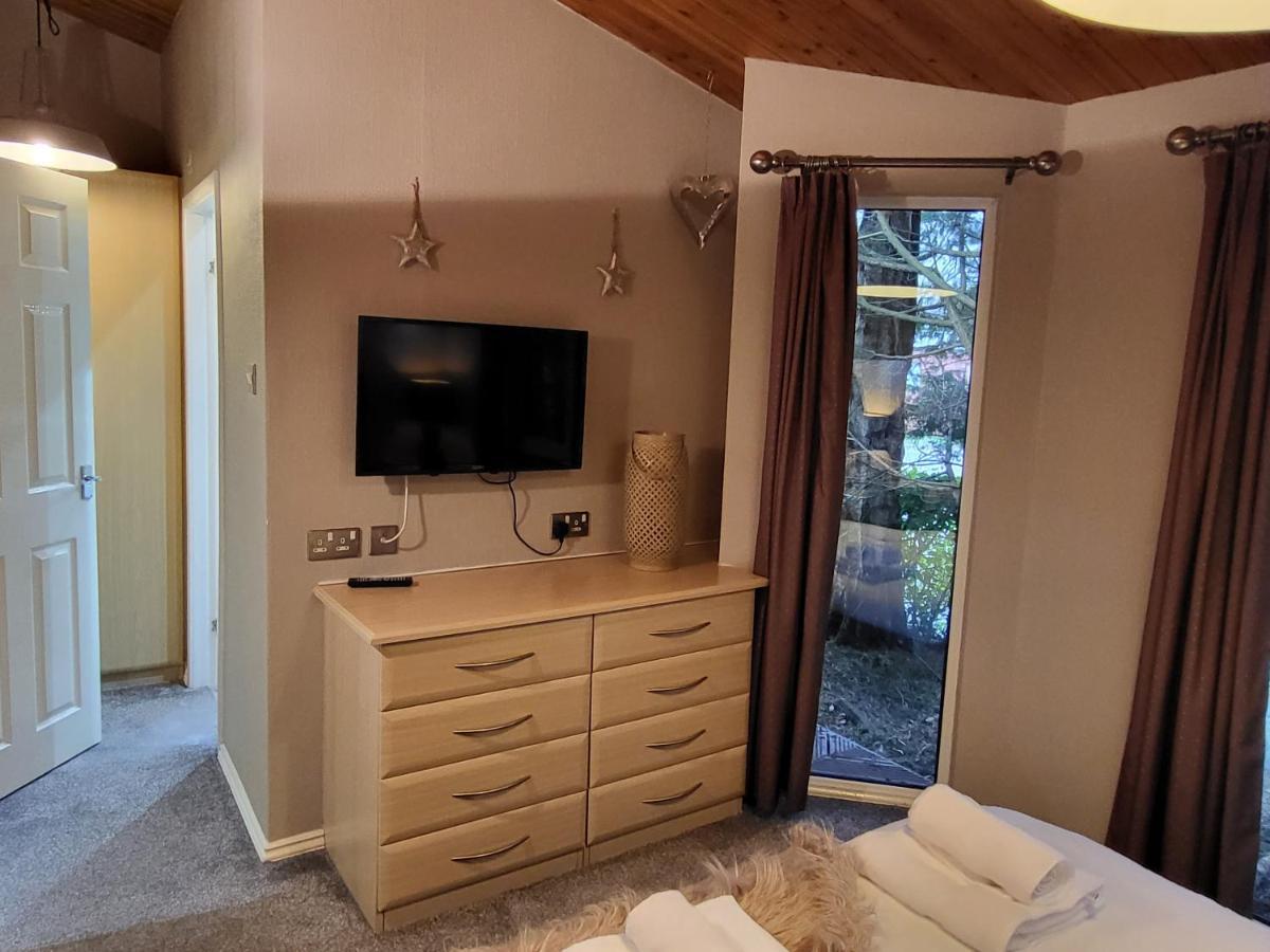 Cheerful 3 Bedroom Lodge At White Cross Bay Windermere Esterno foto