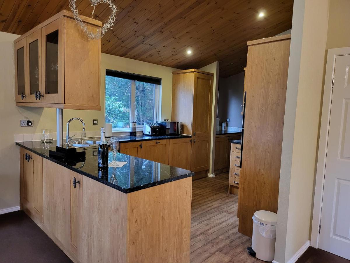 Cheerful 3 Bedroom Lodge At White Cross Bay Windermere Esterno foto