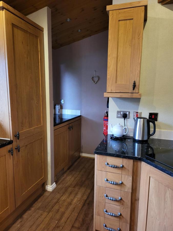 Cheerful 3 Bedroom Lodge At White Cross Bay Windermere Esterno foto