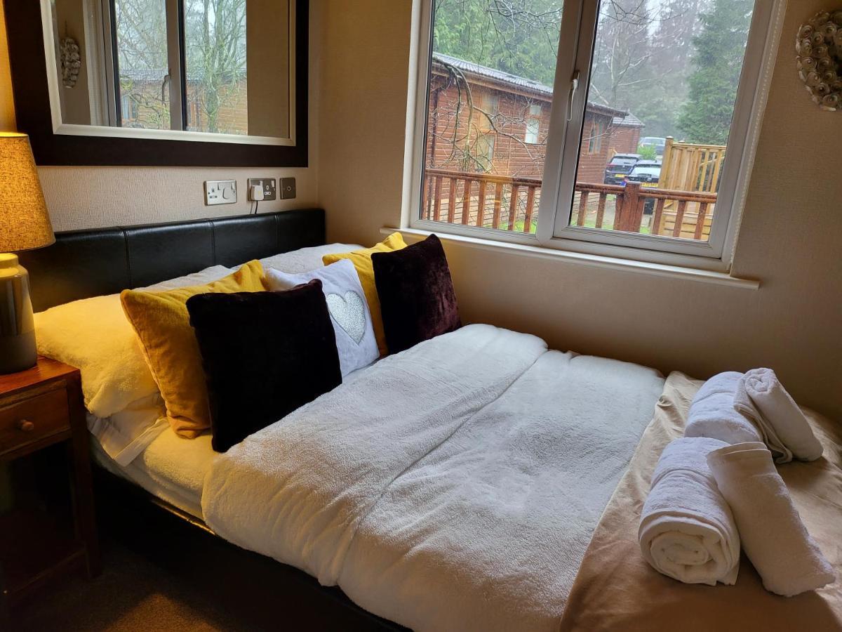 Cheerful 3 Bedroom Lodge At White Cross Bay Windermere Esterno foto