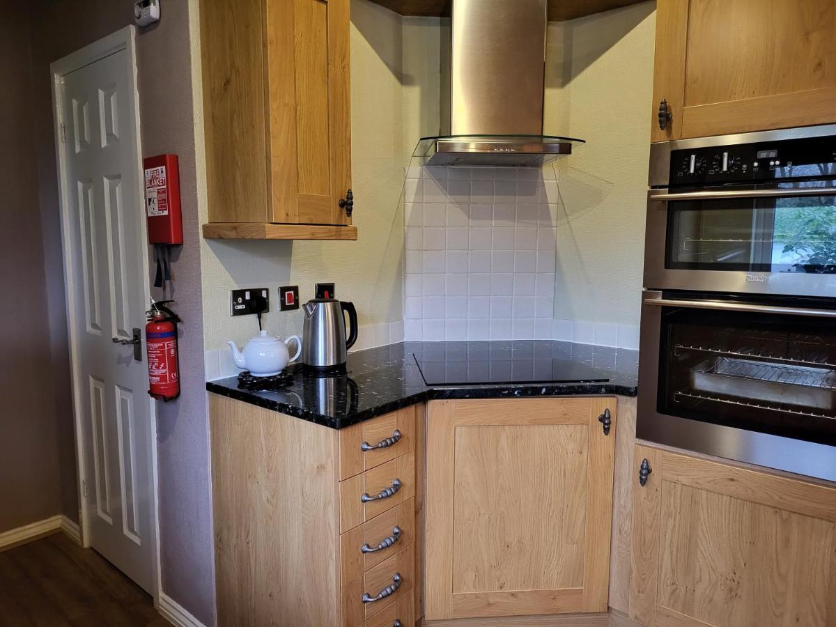 Cheerful 3 Bedroom Lodge At White Cross Bay Windermere Esterno foto