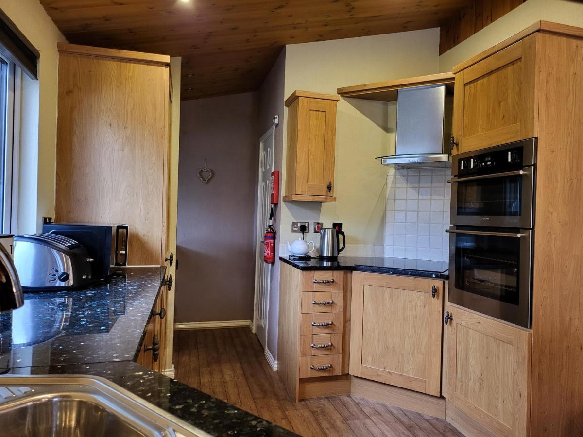Cheerful 3 Bedroom Lodge At White Cross Bay Windermere Esterno foto