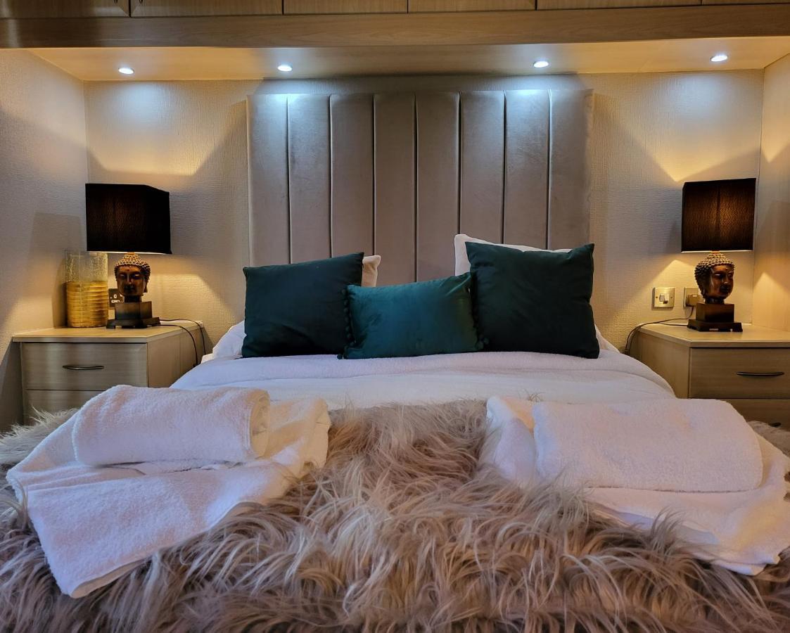 Cheerful 3 Bedroom Lodge At White Cross Bay Windermere Esterno foto