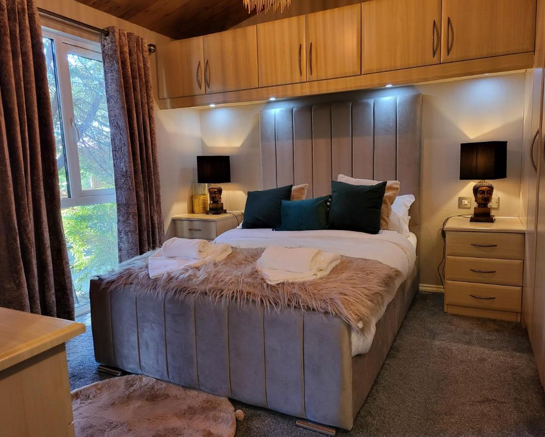 Cheerful 3 Bedroom Lodge At White Cross Bay Windermere Esterno foto