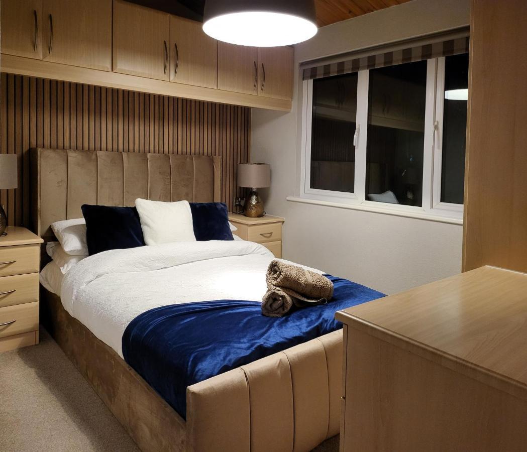 Cheerful 3 Bedroom Lodge At White Cross Bay Windermere Esterno foto