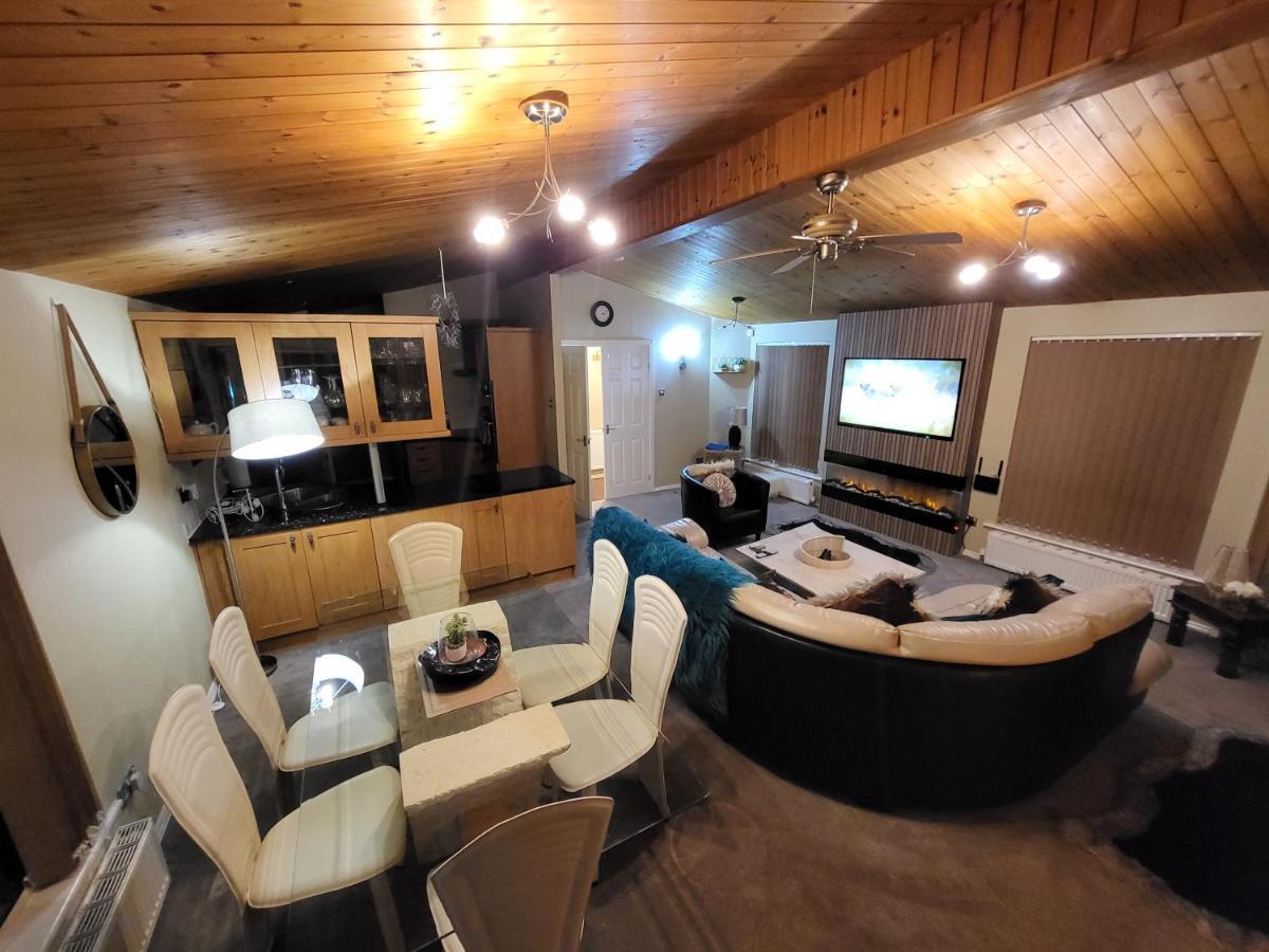 Cheerful 3 Bedroom Lodge At White Cross Bay Windermere Esterno foto