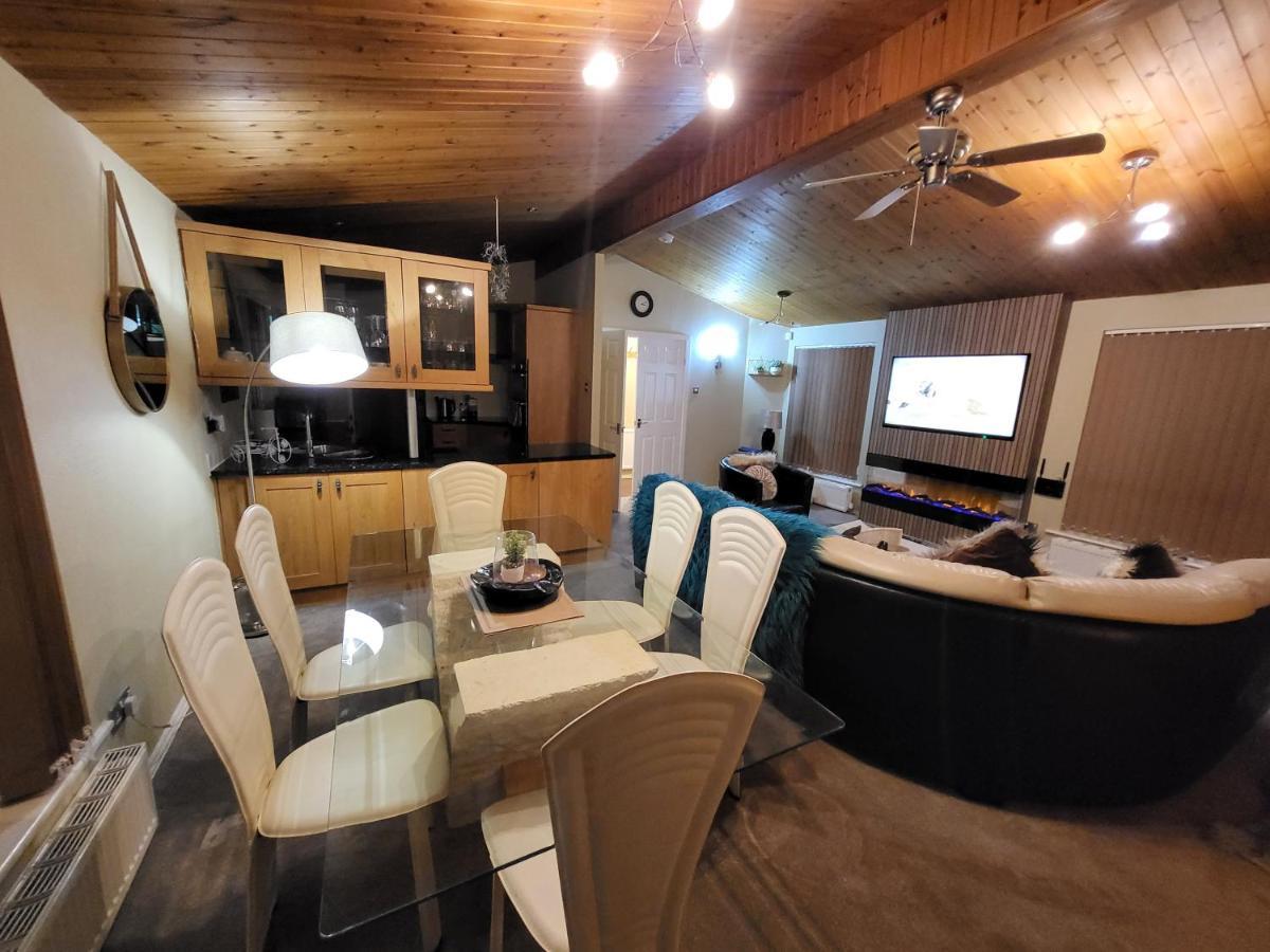 Cheerful 3 Bedroom Lodge At White Cross Bay Windermere Esterno foto