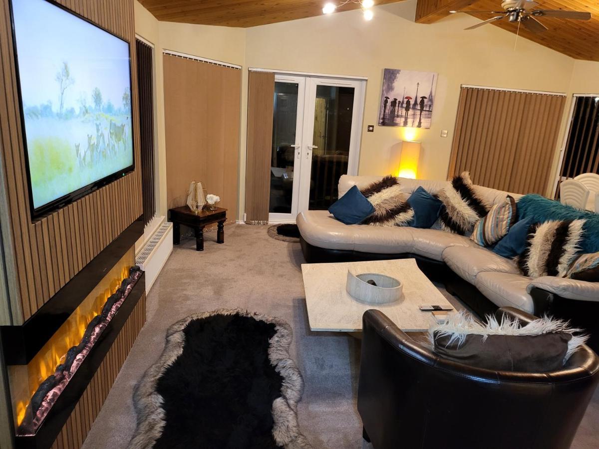 Cheerful 3 Bedroom Lodge At White Cross Bay Windermere Esterno foto