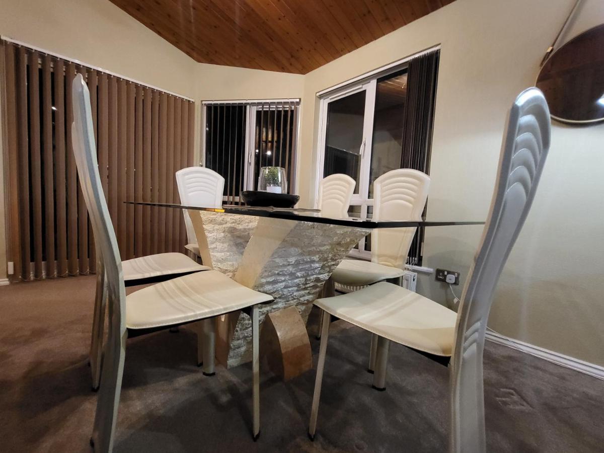 Cheerful 3 Bedroom Lodge At White Cross Bay Windermere Esterno foto