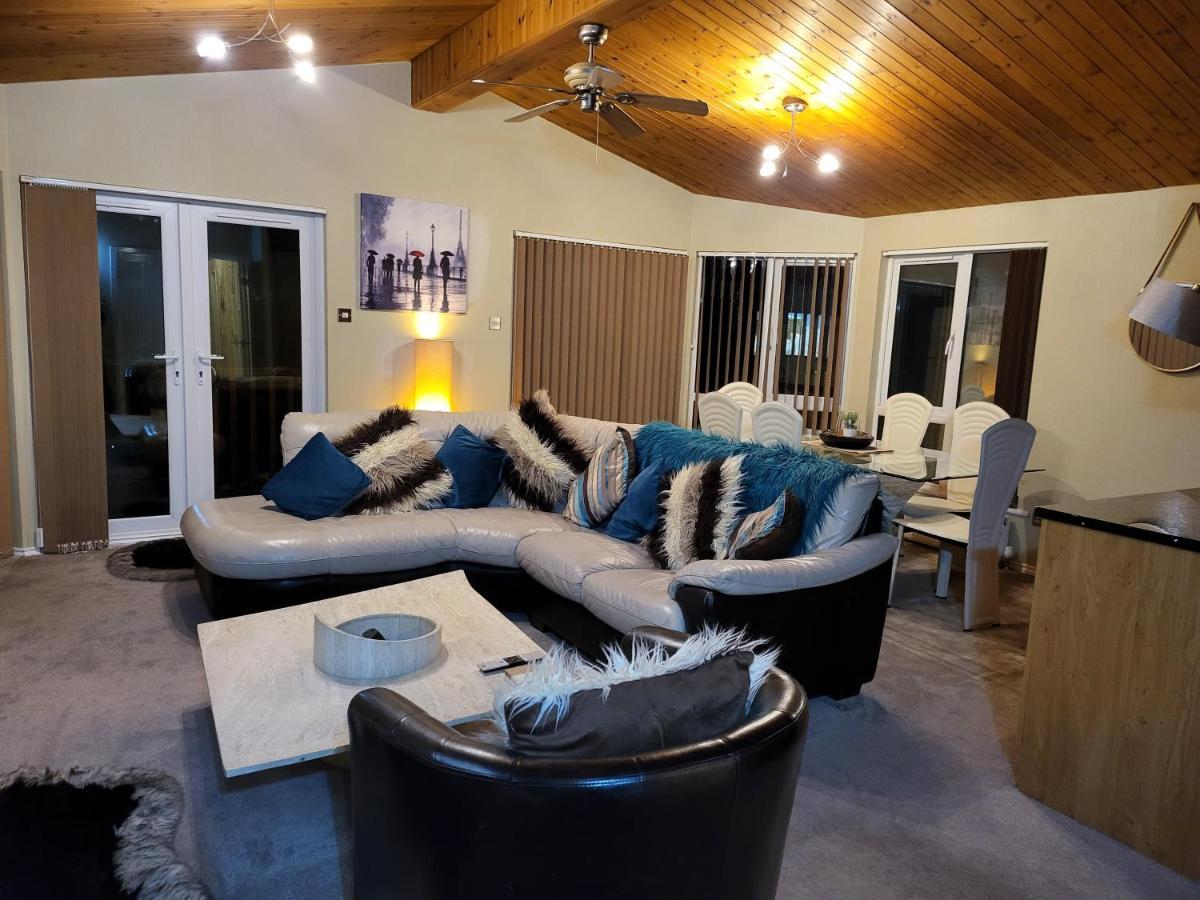 Cheerful 3 Bedroom Lodge At White Cross Bay Windermere Esterno foto